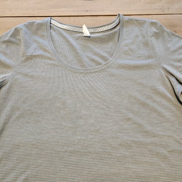 Under Armour UA RUN Threadborne Shirt Heat Gear Gray Striped Womens Medium EUC - Picture 3 of 9